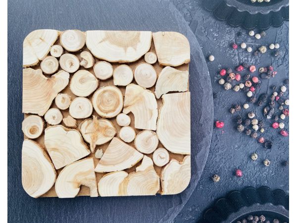 Дерев’яна підставка під гаряче з ялівцю, 18х18