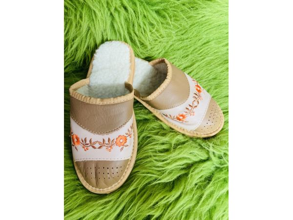 Домашні жіночі шкіряні капці з овечої шерсті