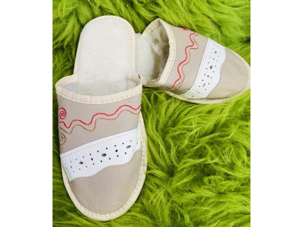 Домашні жіночі капці з овечої шерсті