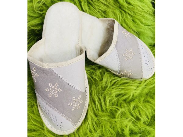 Домашні капці з овечої шерсті і шкіри