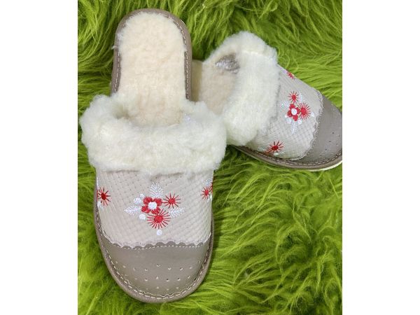 Домашні жіночі тапочки з овечої шерсті