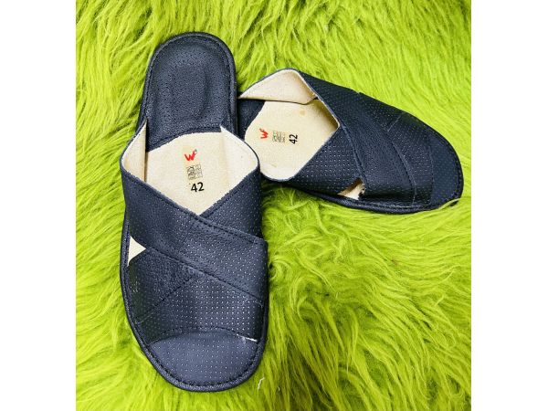 Домашні чоловічі шкіряні капці, колір чорний, перфорація