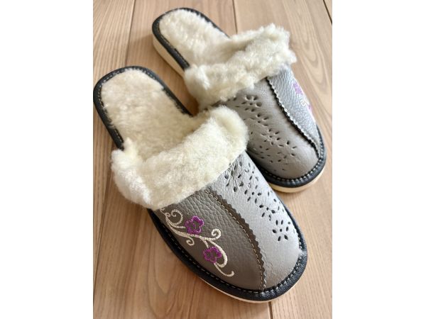 Жіночі зимові капці з хутром шкіряні домашні теплі тапочки з вишивкою 36 37 37