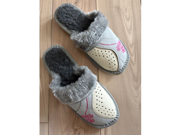 Жіночі зимові капці з хутром шкіряні домашні теплі тапочки з вишивкою