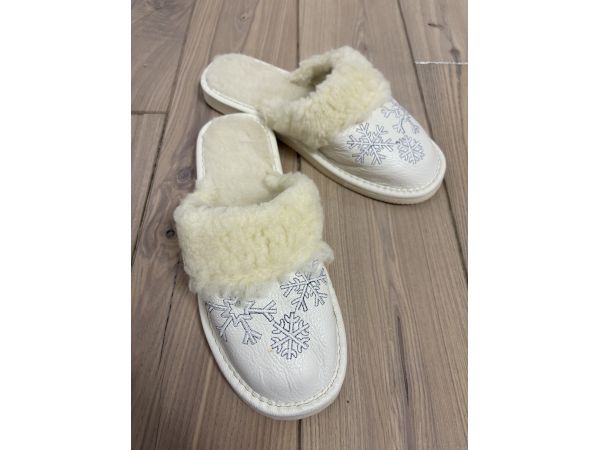 Жіночі зимові капці з хутром шкіряні домашні теплі тапочки з вишивкою