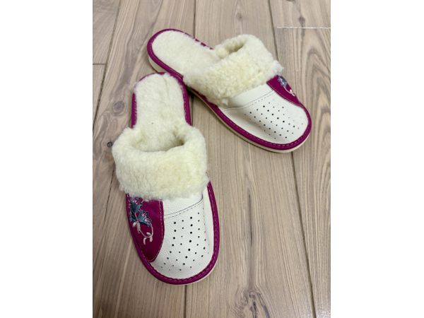 Домашні шкіряні жіночі тапочки з овечої вовни розмір 41