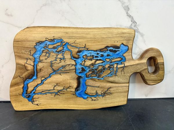 Дерев’яна дошка для нарізання з епоксидною смолою 45х23