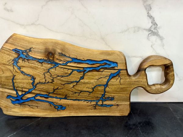 Дерев’яна дошка для нарізання з епоксидною смолою 46х22