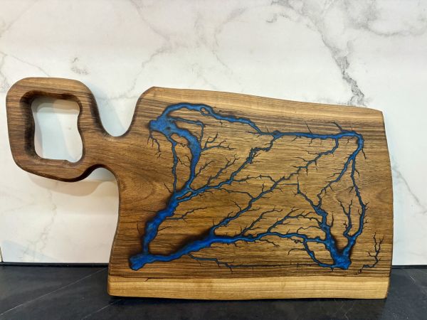 Дерев’яна дошка для нарізання з епоксидною смолою 46х25 см