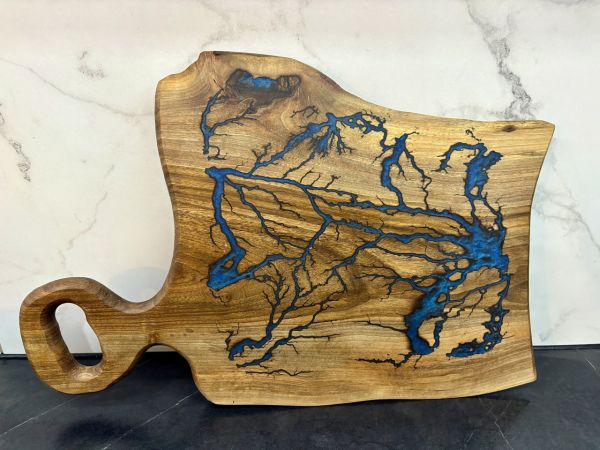 Дерев’яна дошка для нарізання з епоксидною смолою 42х27 см