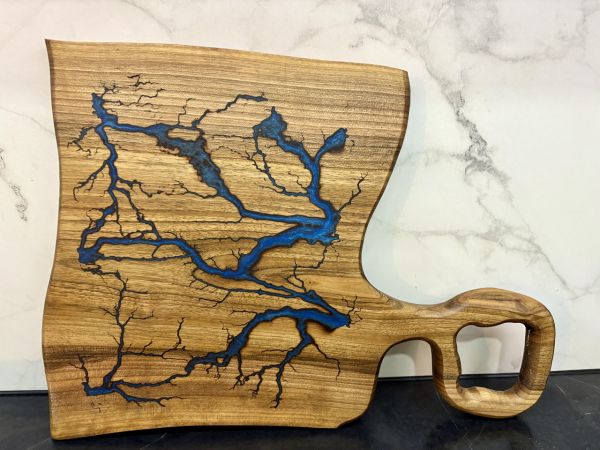 Дерев’яна дошка для нарізання з епоксидною смолою 45х32 см