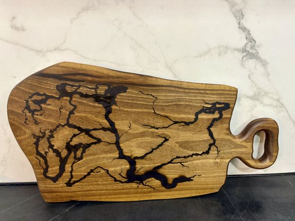 Дерев’яна дошка для нарізання з епоксидною смолою 43х22 см