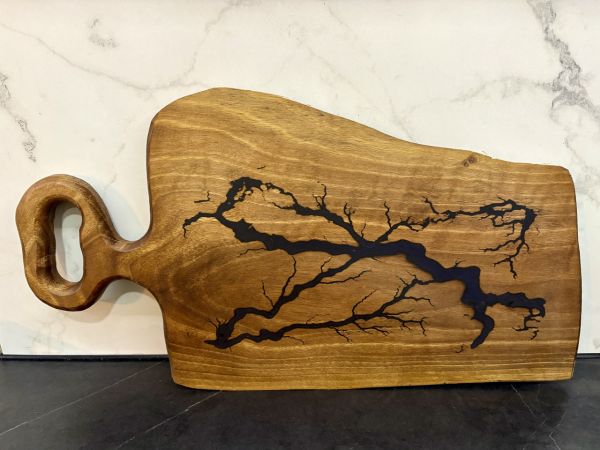 Дерев’яна дошка для нарізання з епоксидною смолою 44х23 см