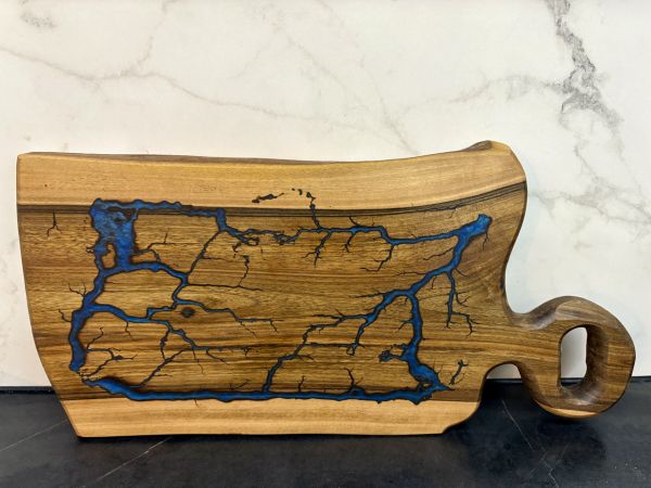 Дерев’яна дошка для нарізання з епоксидною смолою 42х19 см