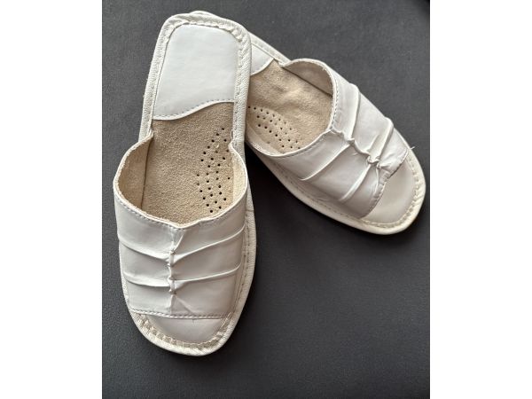 Домашні капці шкіряні жіночі 36 уцінка товар з вітрини